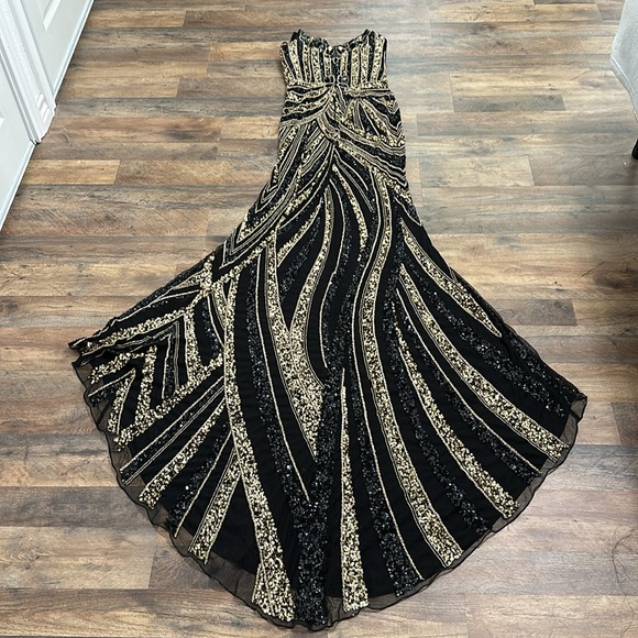 Ashley Lauren 11236 size 6 V Neck Slit Beaded Sequin Prom Dress Pageant Gown - Picture 6 of 15